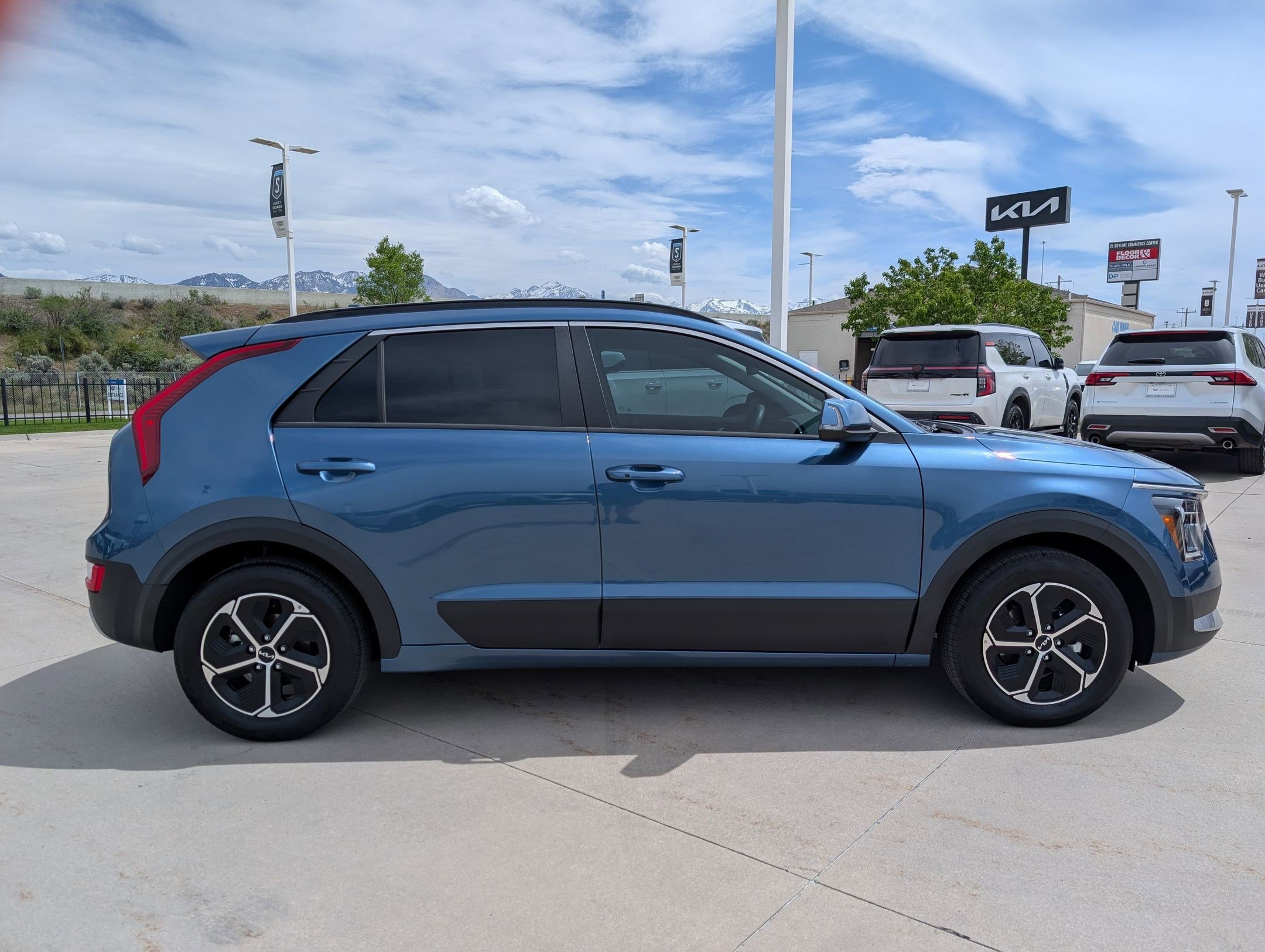 Certified 2025 Kia Niro EX image 6