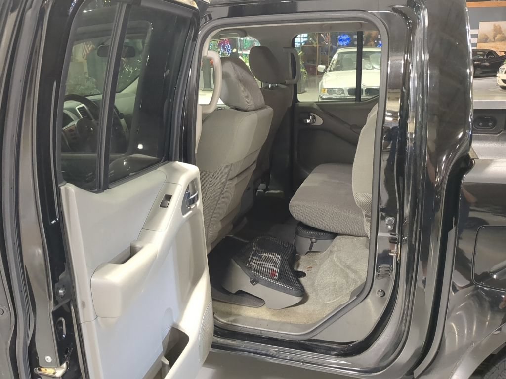 Used 2015 Nissan Frontier SV AWD/4WD image 11