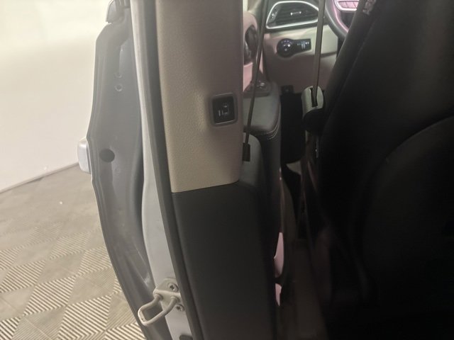 Certified 2024 Chrysler Pacifica Touring-L image 18