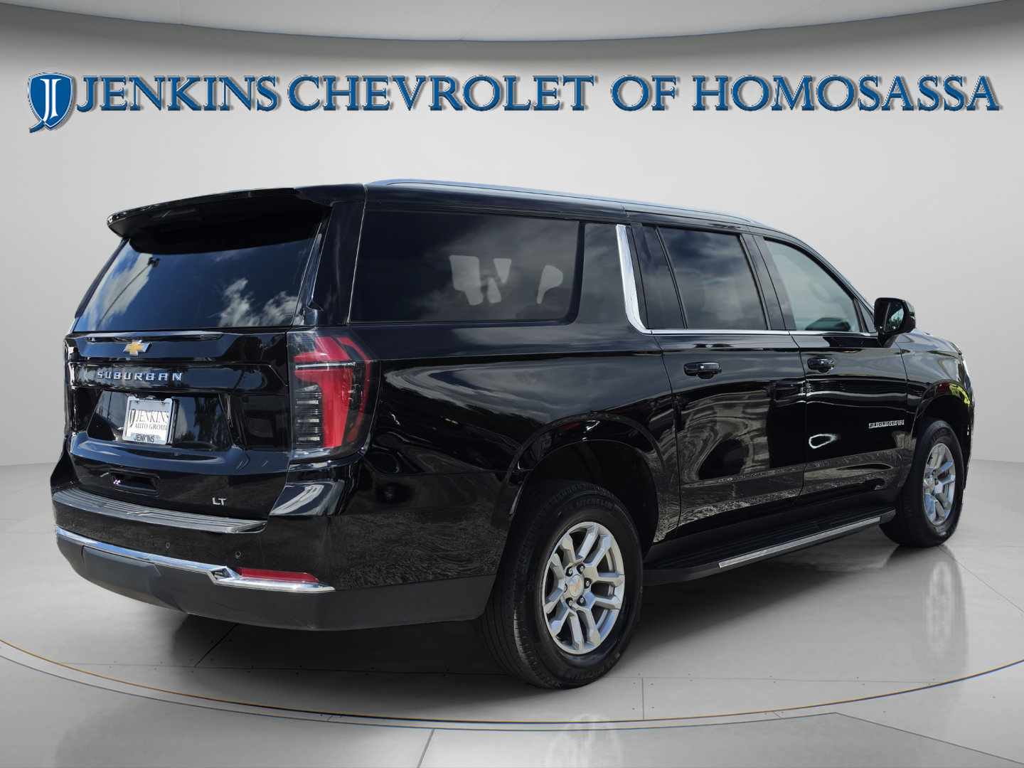 Used 2025 Chevrolet Suburban LT RWD image 5