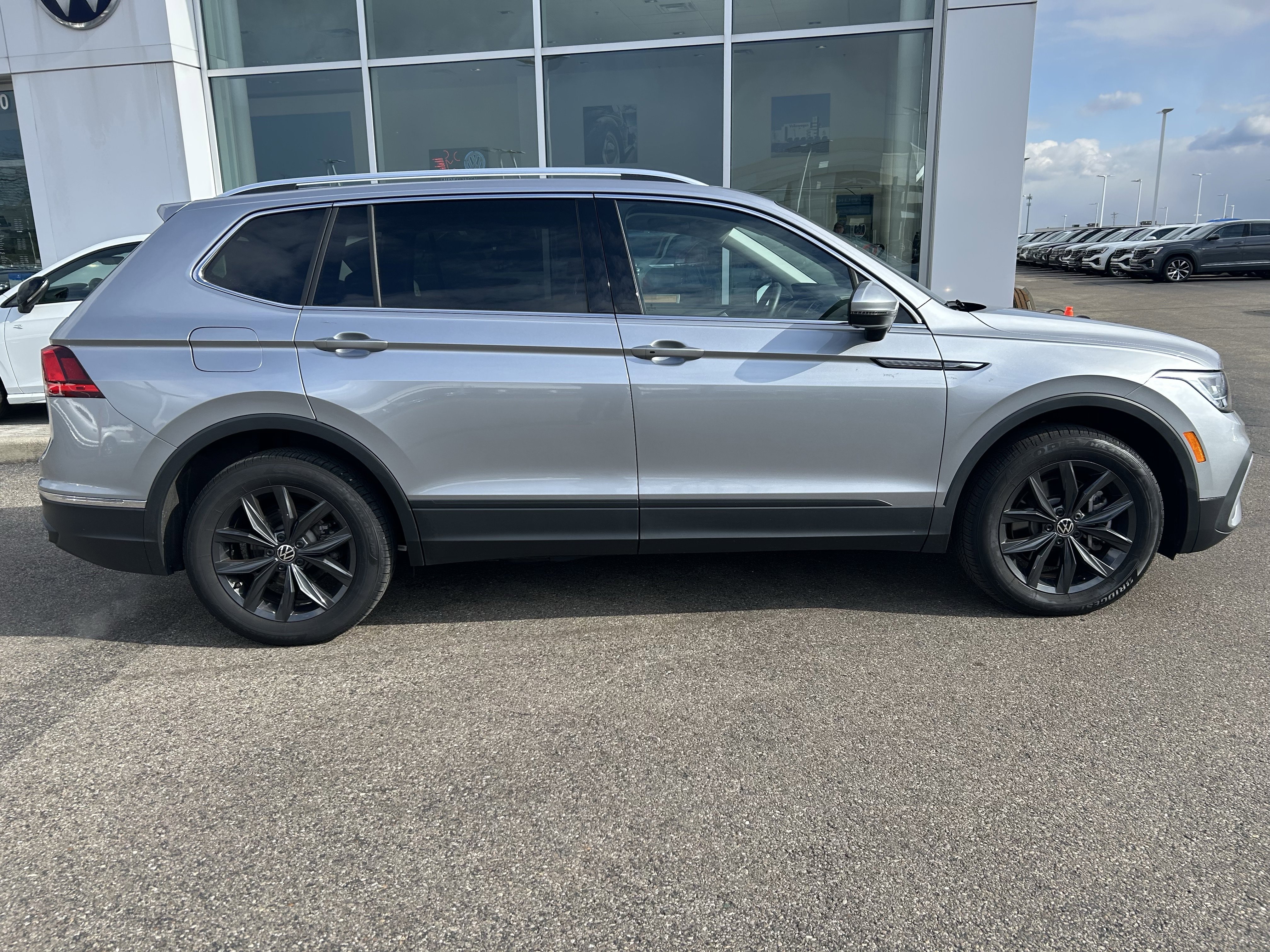 Certified 2024 Volkswagen Tiguan SE w/ Panoramic Sunroof Package image 8