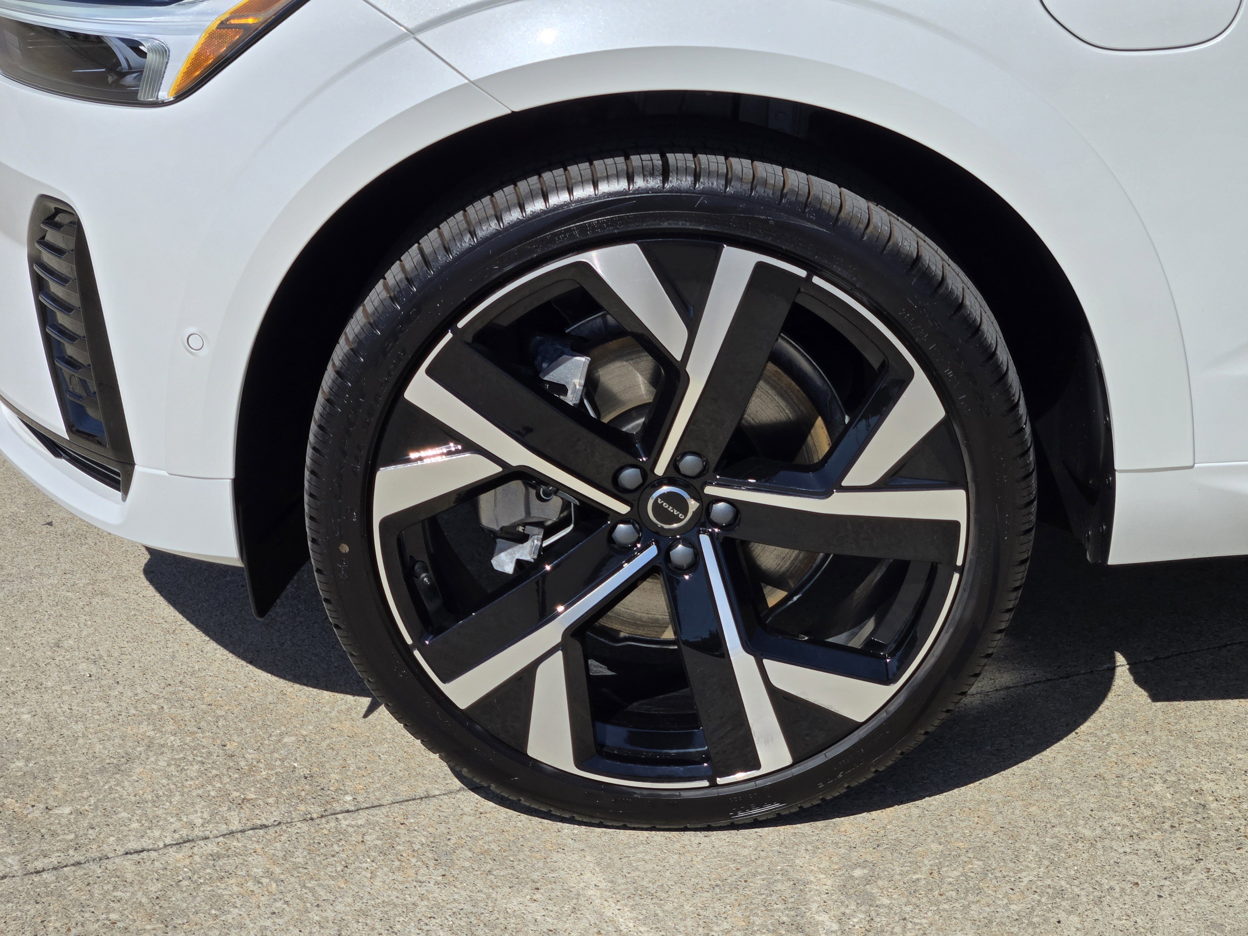 New 2026 Volvo XC60 T8 Ultra w/ Protection Package Premier AWD/4WD image 12