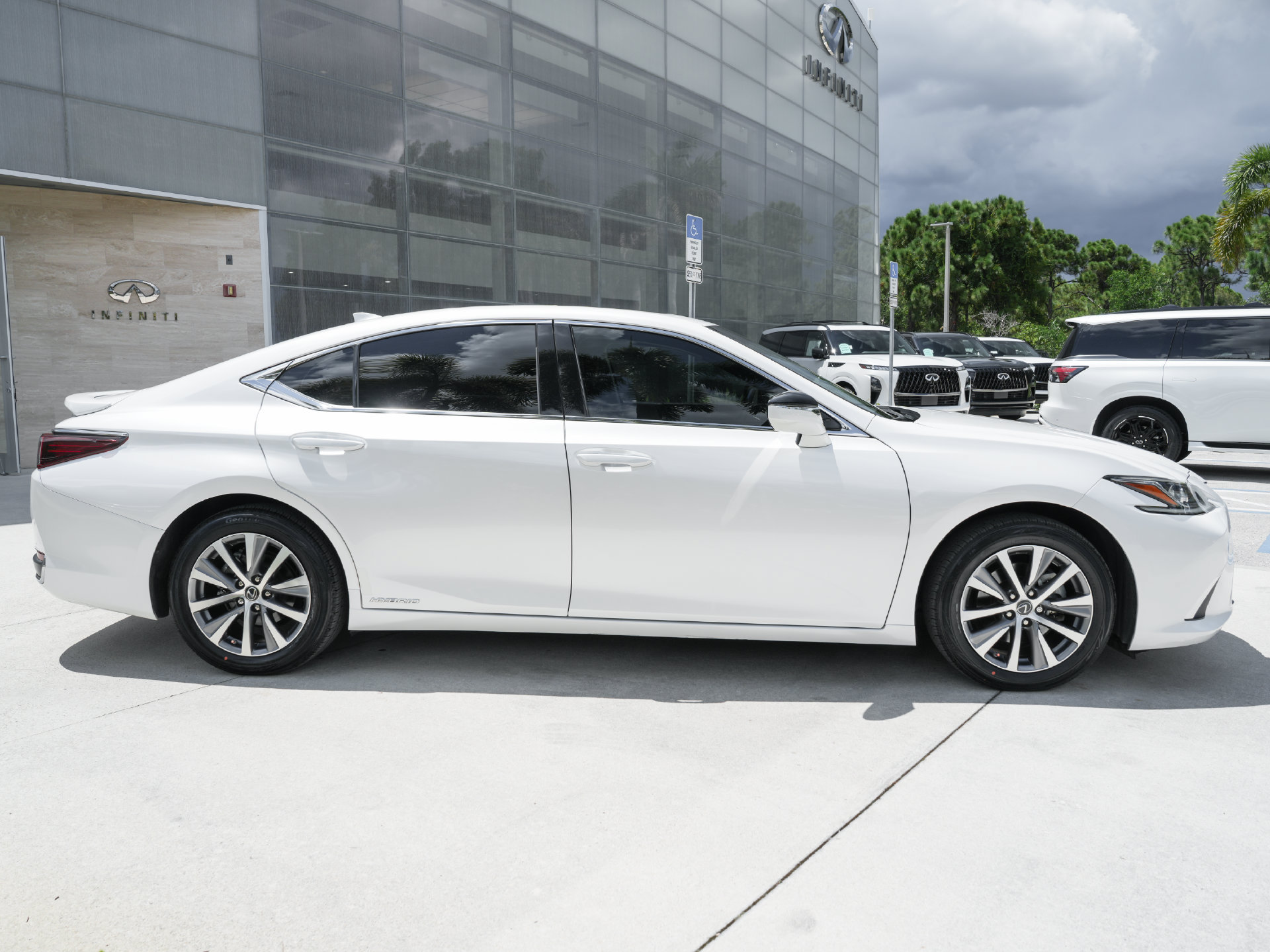 Used 2020 Lexus ES 300h w/ Premium Package FWD image 28
