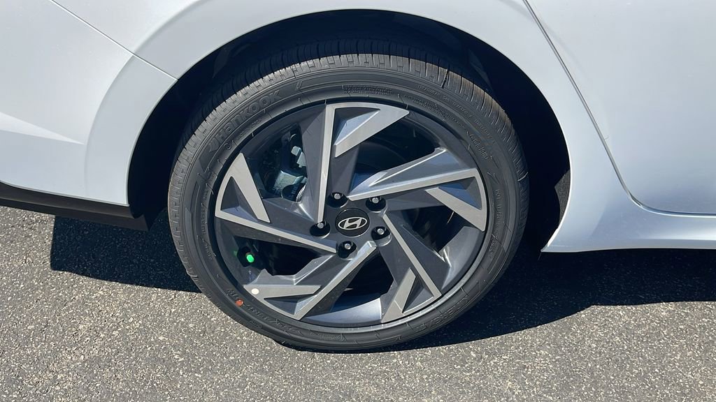 New 2025 Hyundai Elantra Limited image 32
