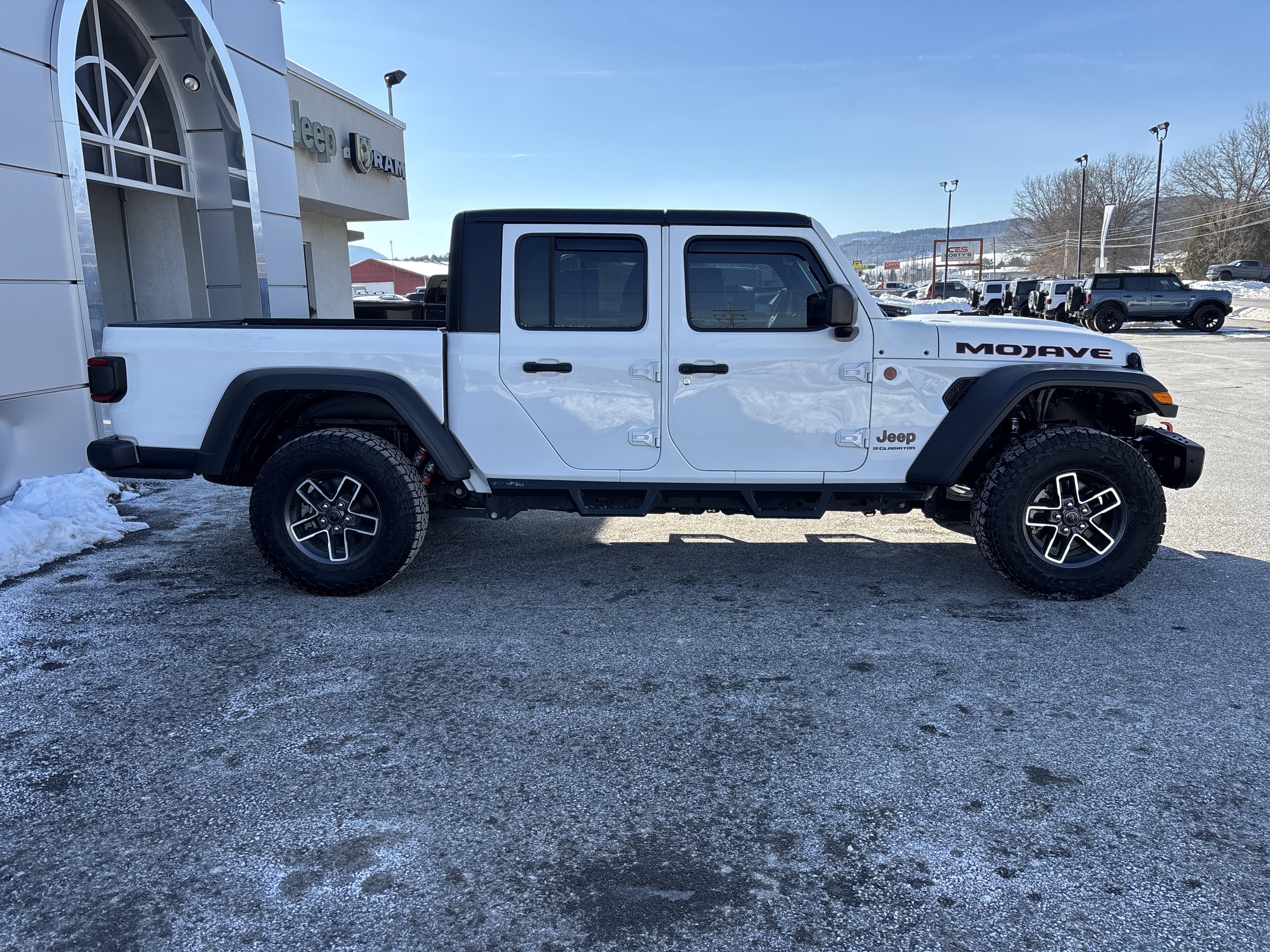 Used 2024 Jeep Gladiator Mojave w/ Technology Group video 2