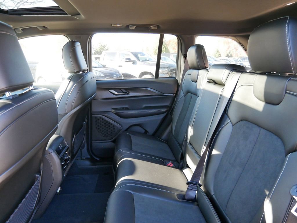 New 2025 Jeep Grand Cherokee Laredo image 29