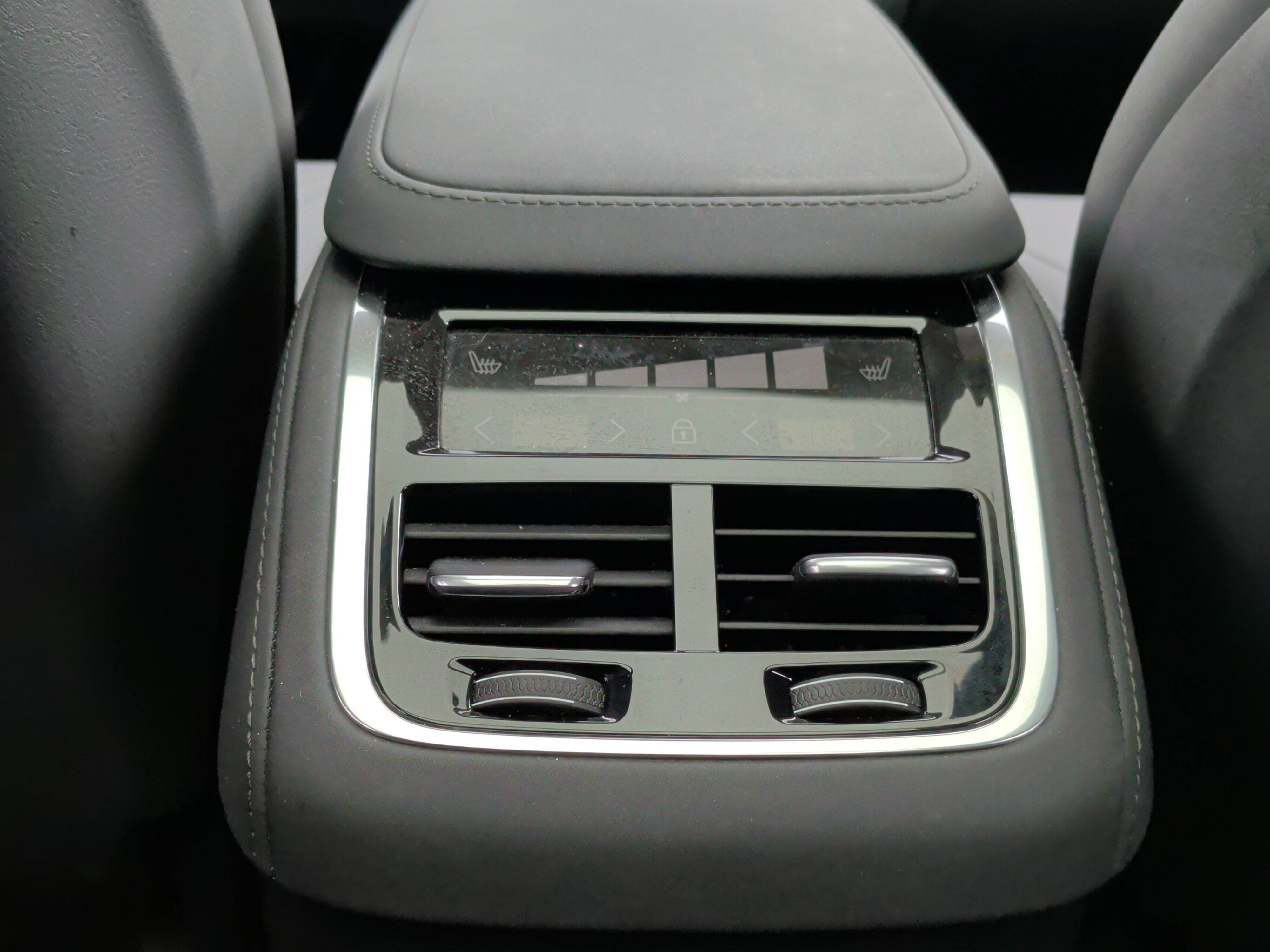 Used 2025 Volvo XC90 B6 Plus image 22