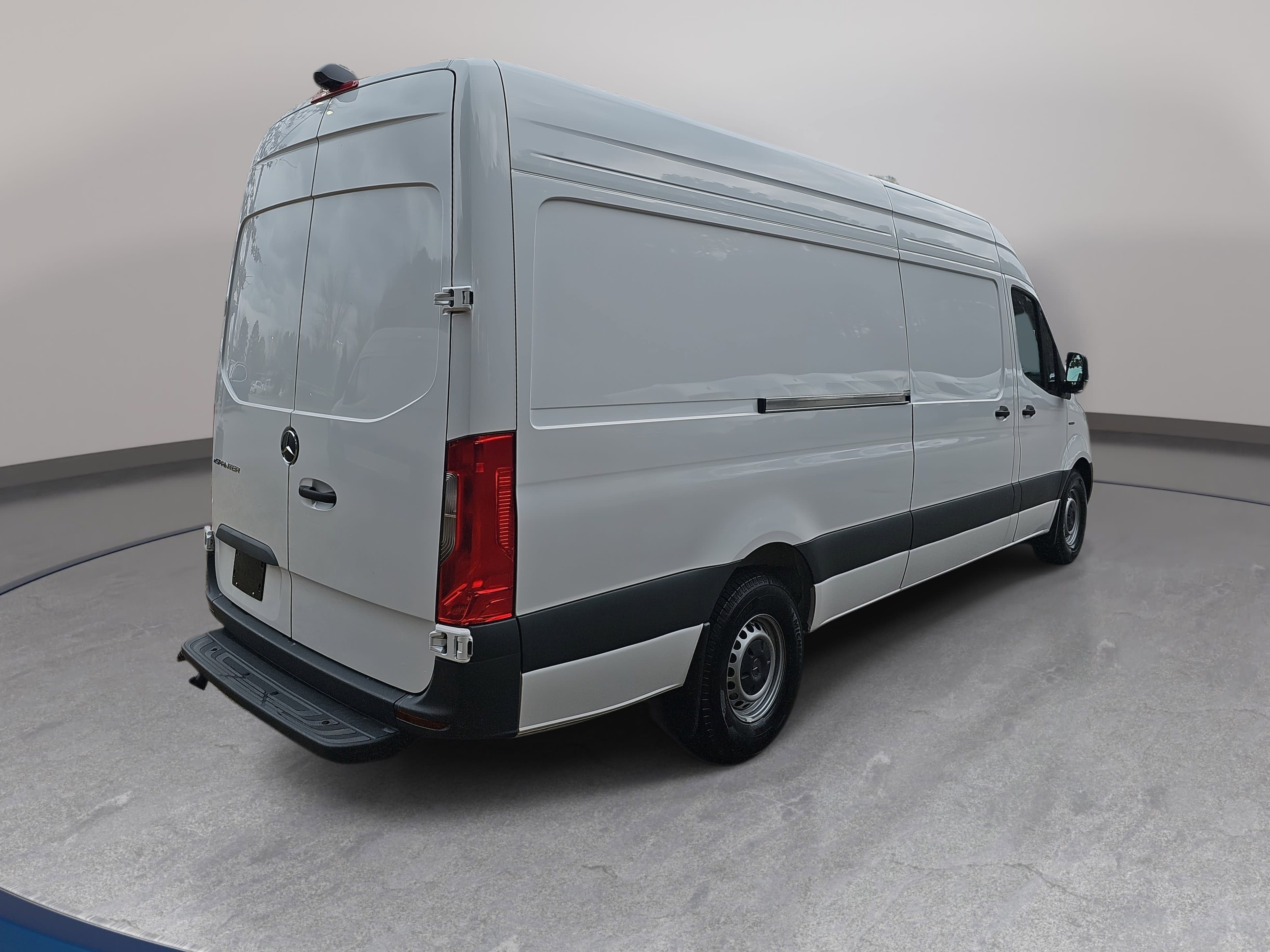 Used 2024 Mercedes-Benz eSprinter 170 Cargo image 5