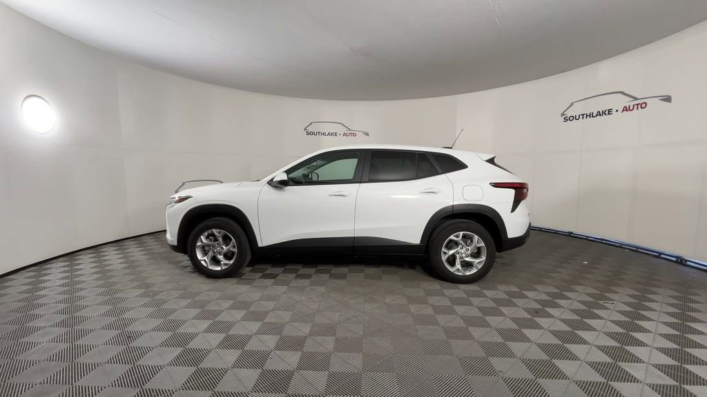 Used 2025 Chevrolet Trax LS w/ LS Convenience Package image 5