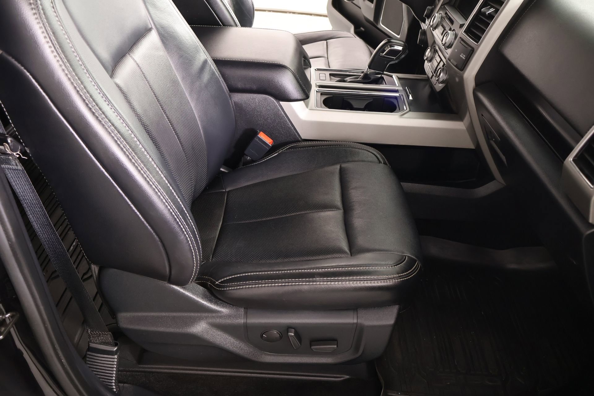 Used 2019 Ford F150 Lariat w/ Equipment Group 502A Luxury AWD/4WD image 14
