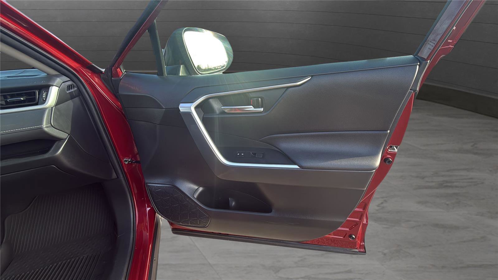 Used 2021 Toyota RAV4 XLE Premium image 28