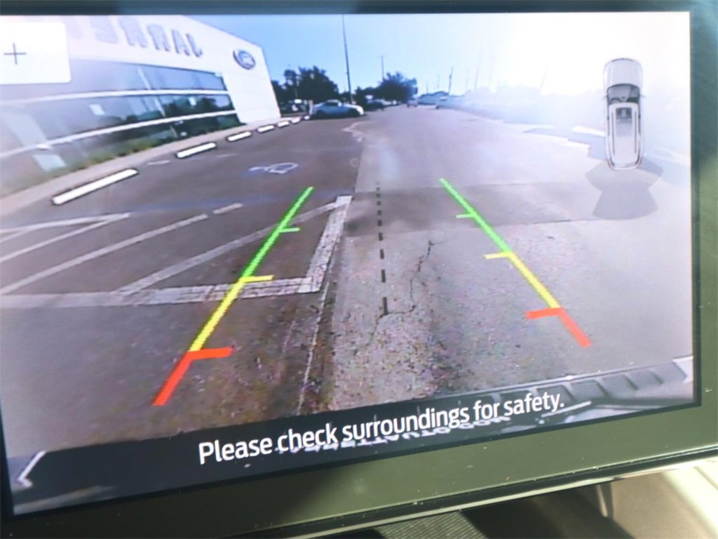 Used 2022 Ford Explorer XLT w/ Equipment Group 202A image 6