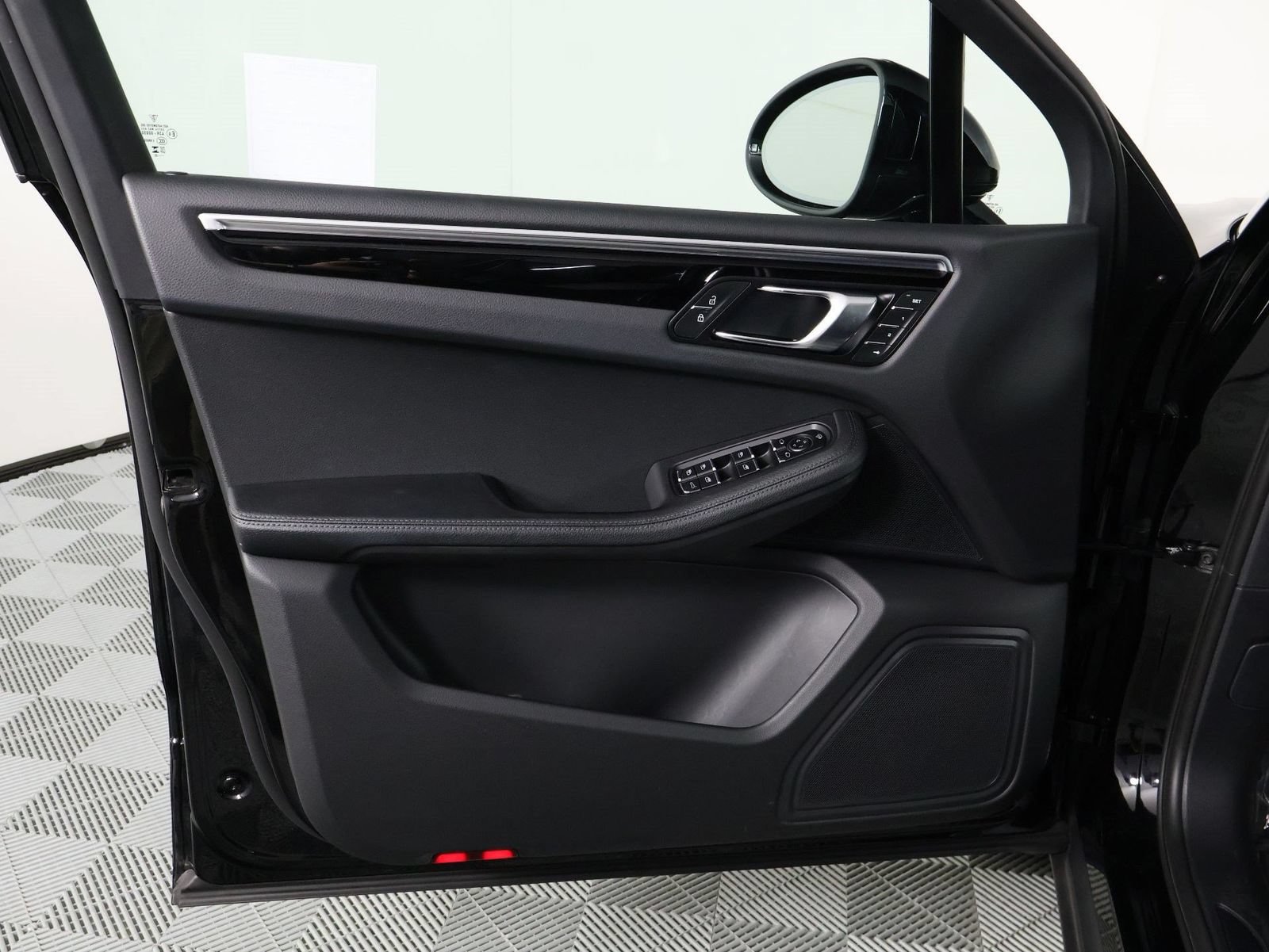Certified 2023 Porsche Macan AWD/4WD image 20