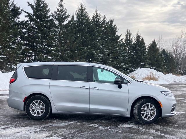 Used 2024 Chrysler Pacifica Touring-L image 21