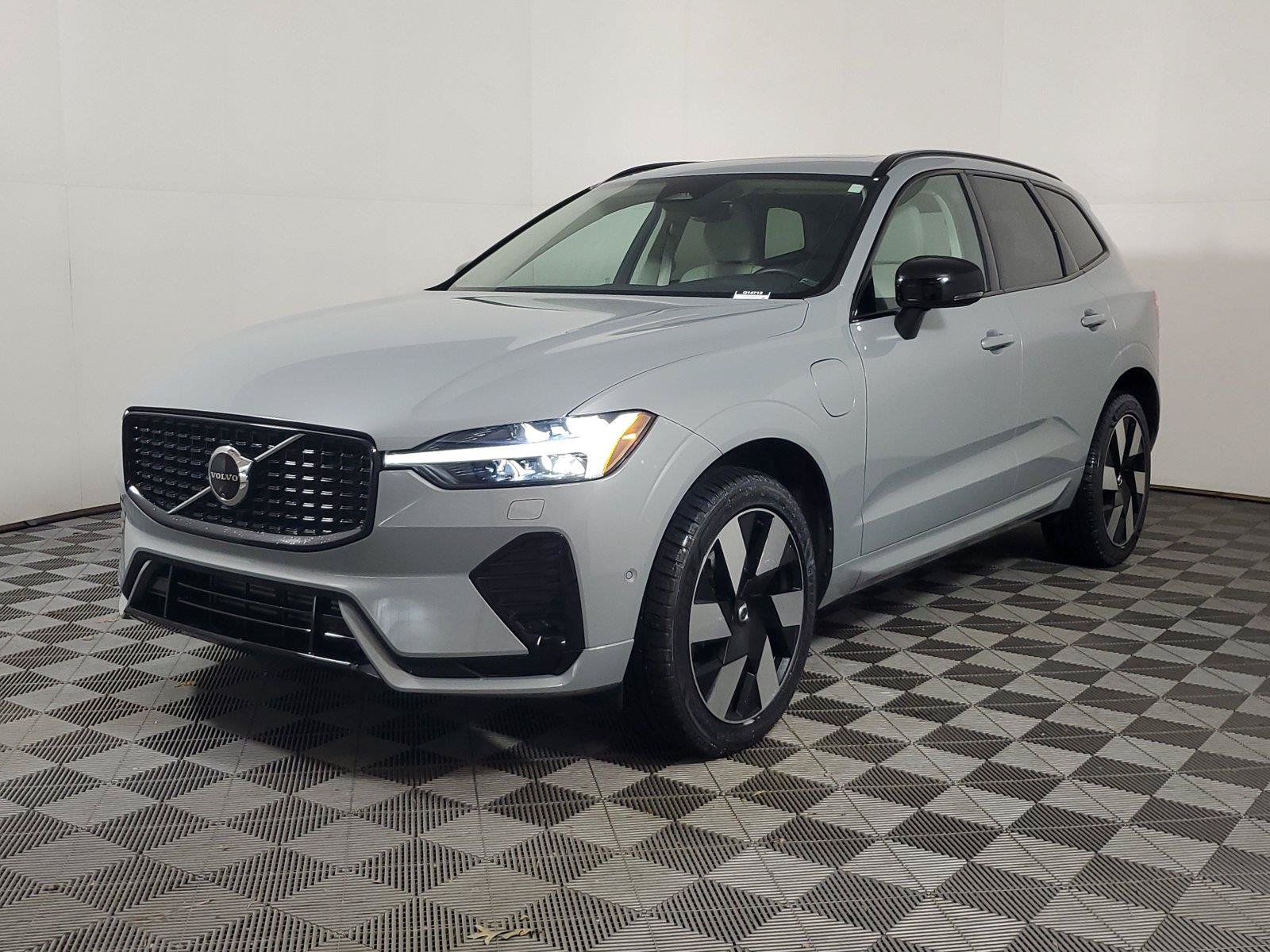 Used 2024 Volvo XC60 T8 Plus AWD/4WD image 3