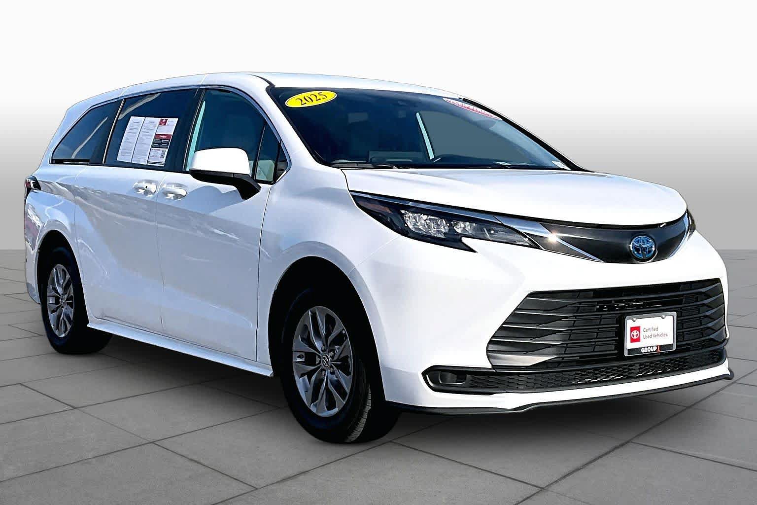 Certified 2025 Toyota Sienna LE FWD image 2