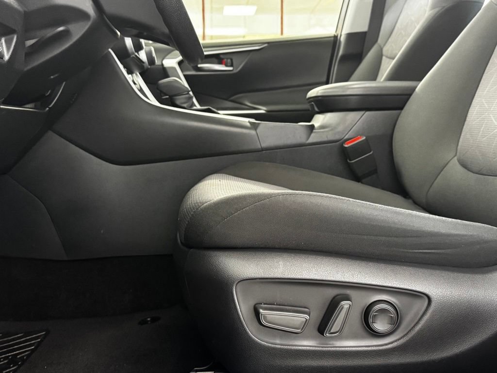 Used 2019 Toyota RAV4 XLE w/ Convenience Package FWD image 9