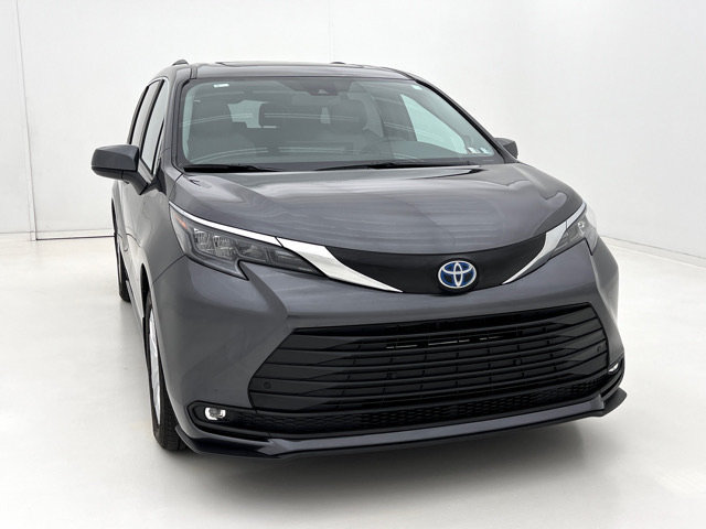 Used 2025 Toyota Sienna XLE w/ XLE Plus Package AWD/4WD image 3