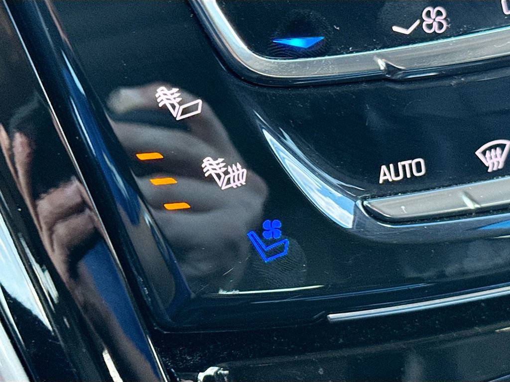 Used 2018 Cadillac Escalade Premium Luxury image 21