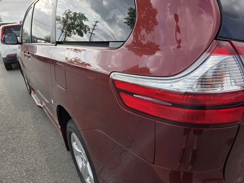 Used 2017 Toyota Sienna LE image 7