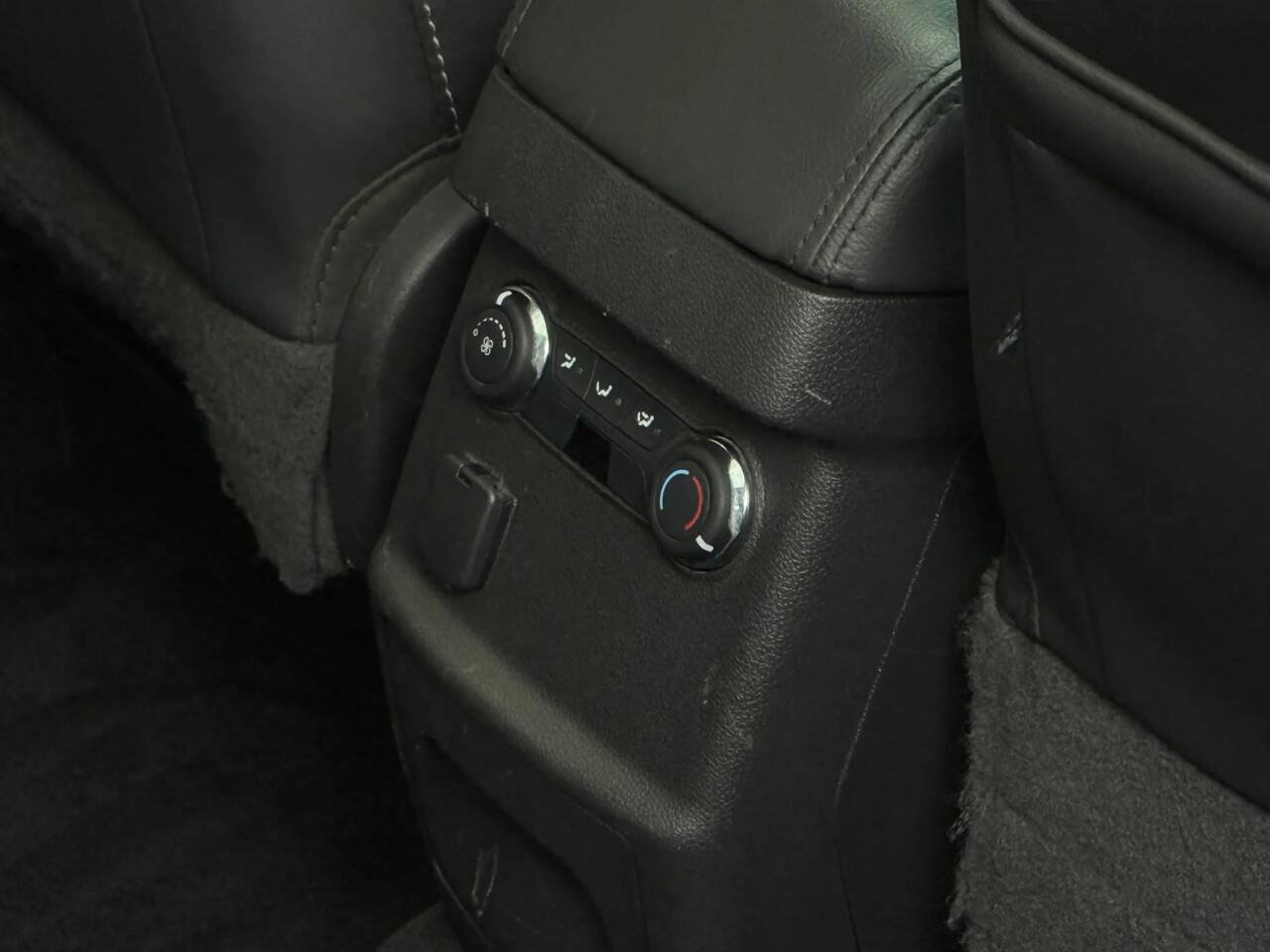 Used 2015 Ford Explorer XLT w/ Equipment Group 202B AWD/4WD image 24