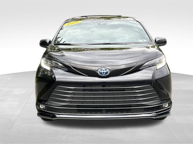 Used 2025 Toyota Sienna XLE Woodland Edition AWD/4WD image 8