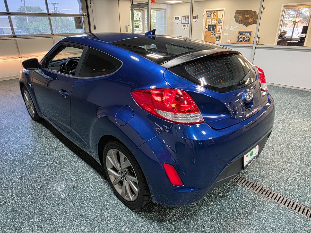 Used 2016 Hyundai Veloster FWD image 9