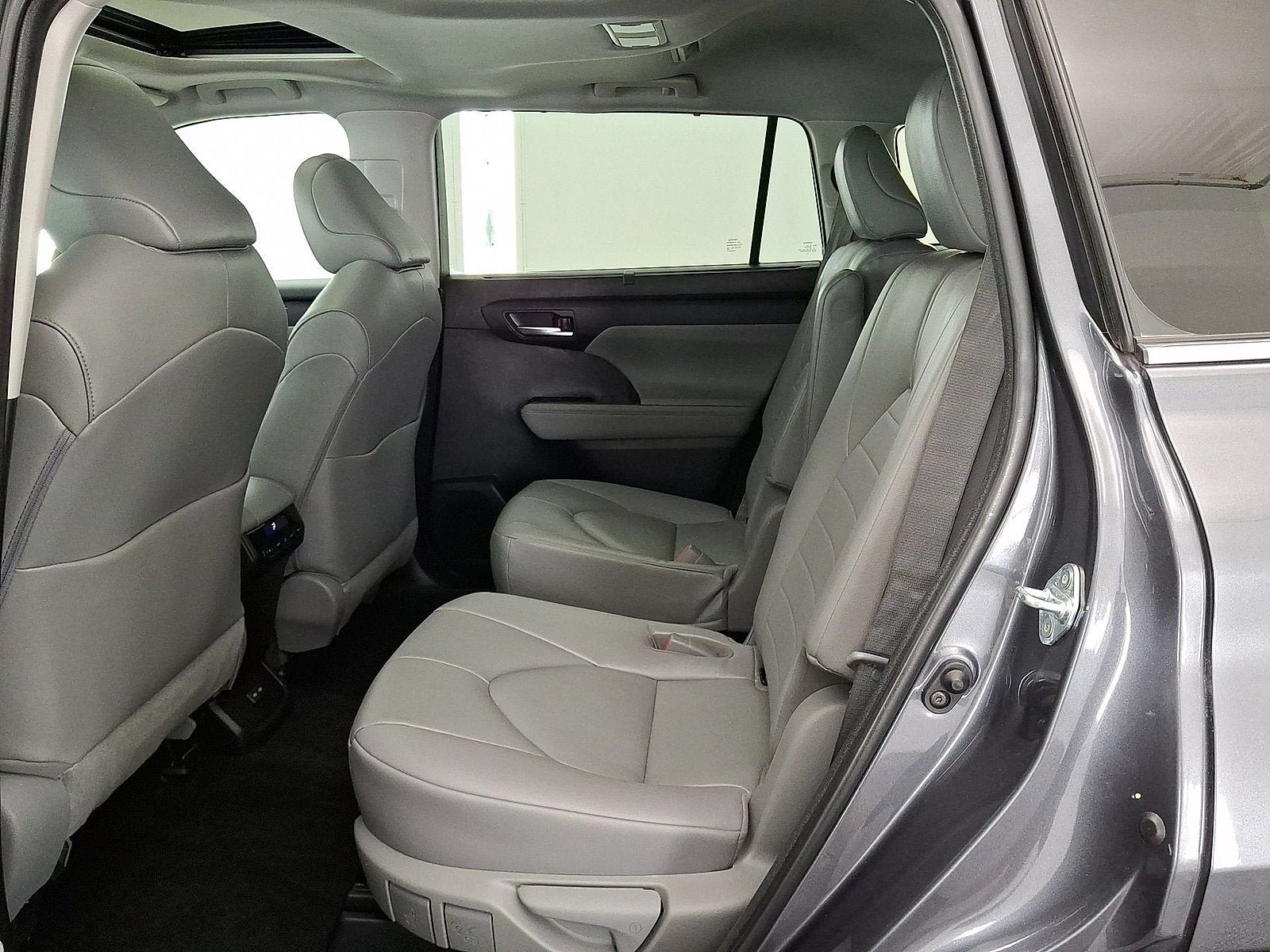 Used 2023 Toyota Highlander XLE AWD/4WD image 12
