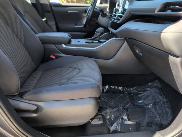 Used 2024 Toyota Highlander LE image 31