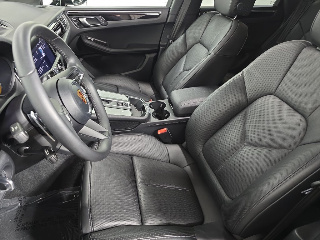 Certified 2026 Porsche Macan AWD/4WD image 5