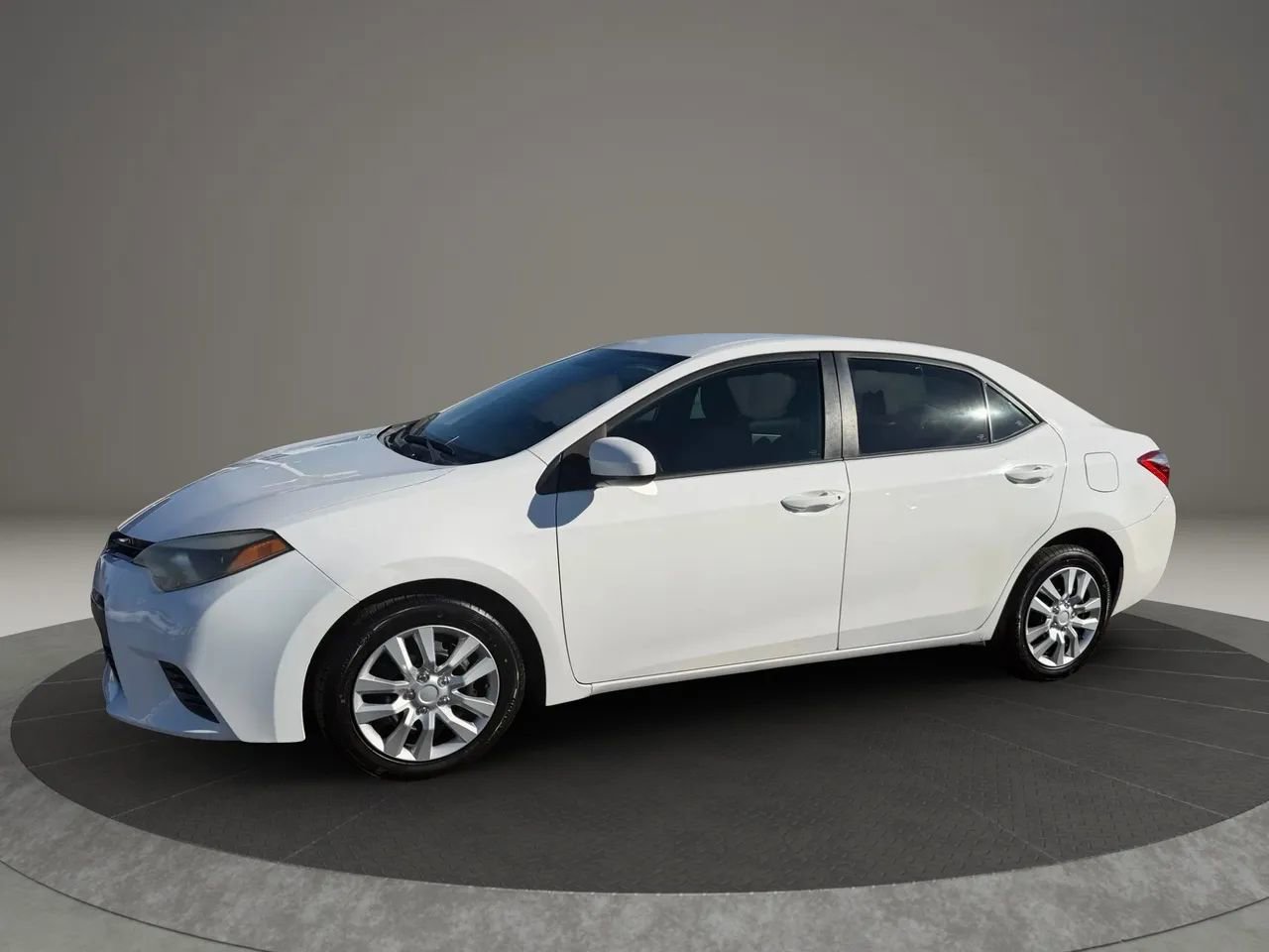 Used 2016 Toyota Corolla LE FWD image 2