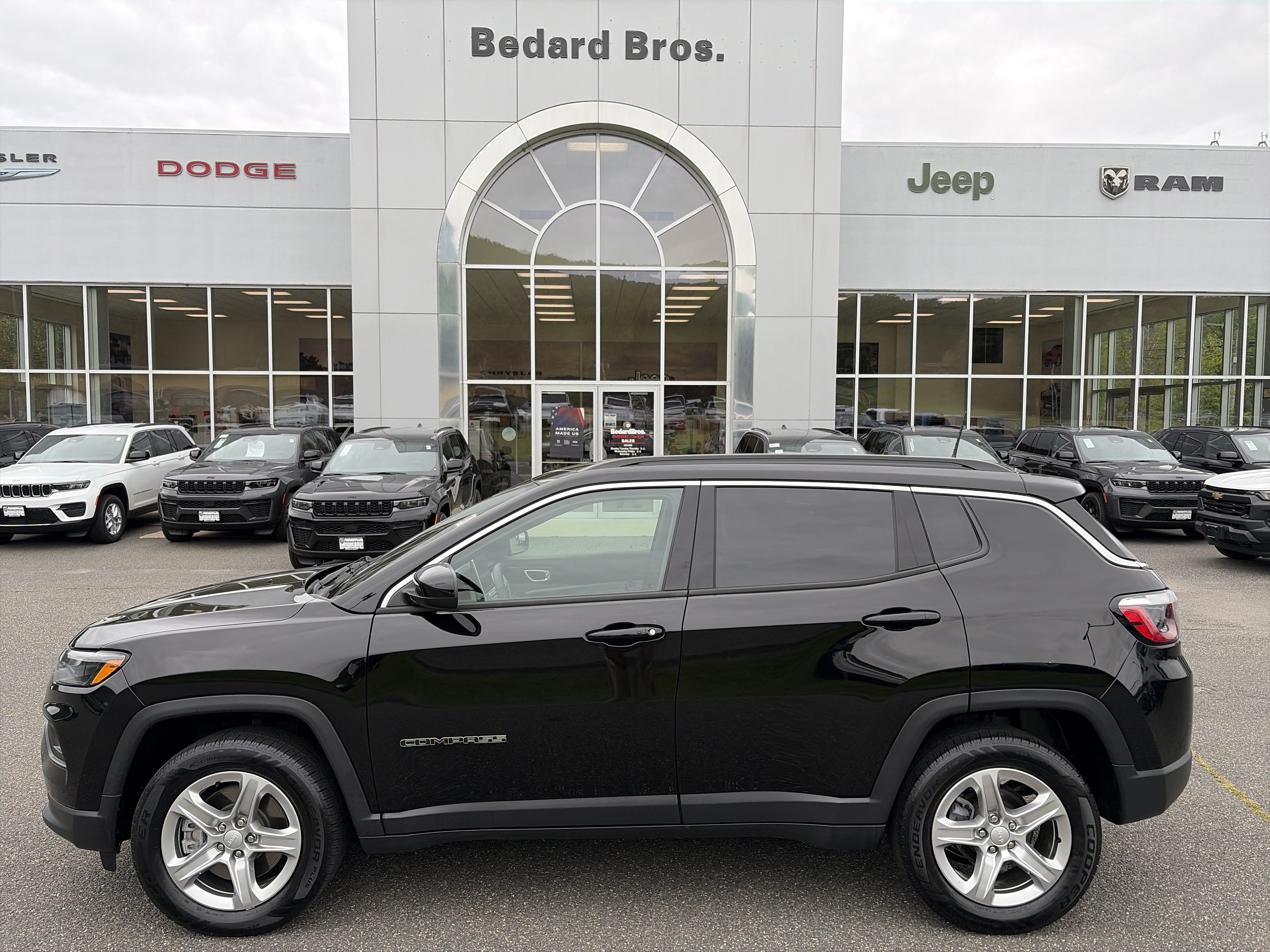 Certified 2023 Jeep Compass Latitude w/ Convenience Group AWD/4WD image 2