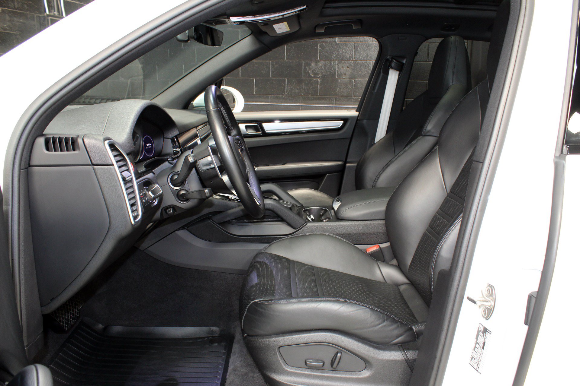 Used 2022 Porsche Cayenne Platinum Edition AWD/4WD image 38