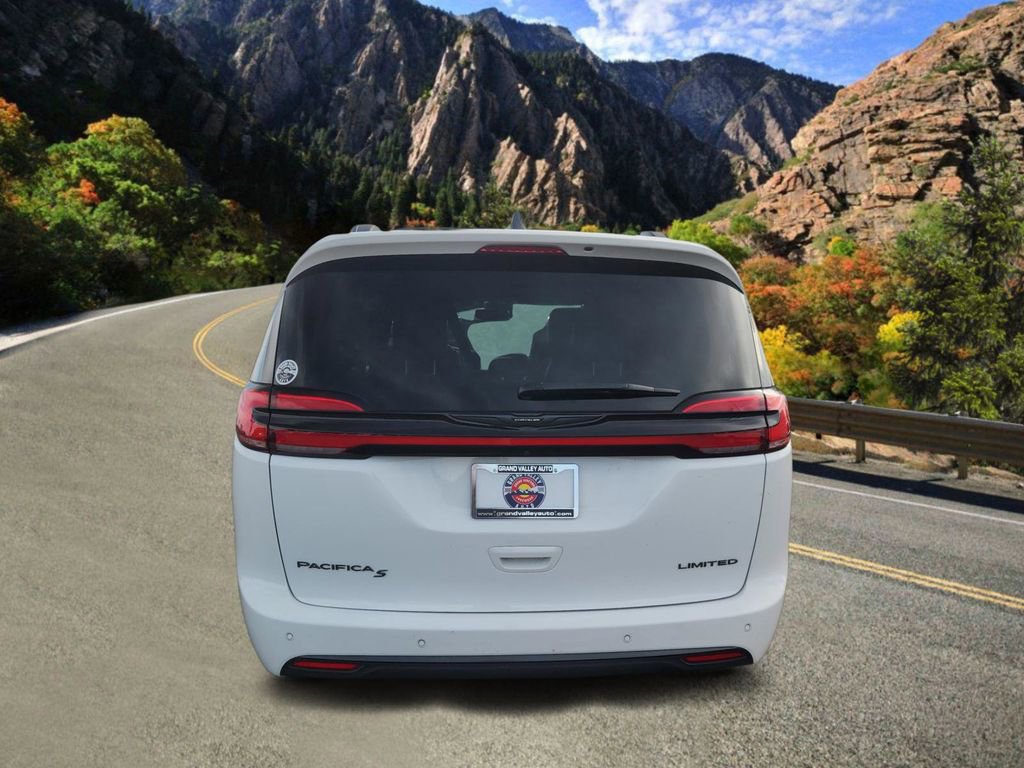 Used 2025 Chrysler Pacifica Limited FWD image 4