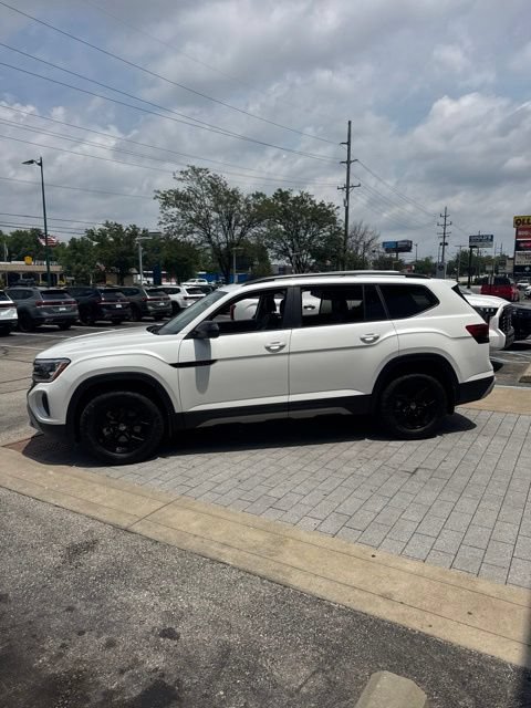 Used 2024 Volkswagen Atlas Peak Edition SEL AWD/4WD image 10