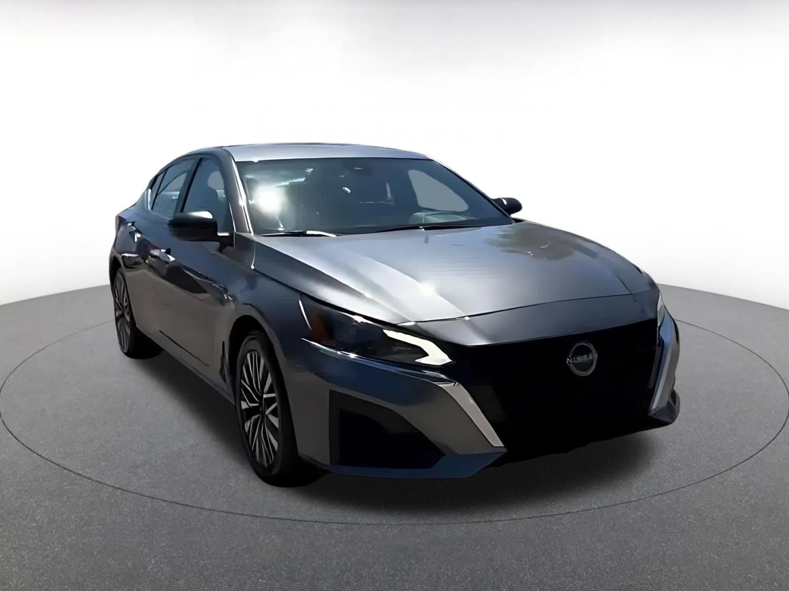 Used 2025 Nissan Altima 2.5 SV FWD image 3