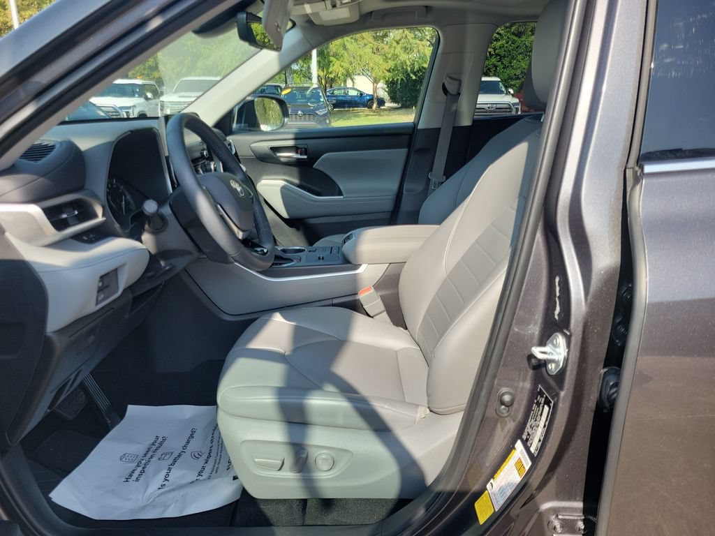 Certified 2021 Toyota Highlander XLE FWD image 23