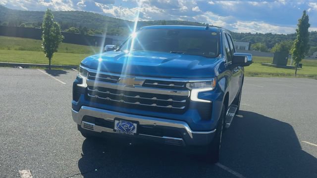 Used 2022 Chevrolet Silverado 1500 LTZ w/ Z71 Off-Road Package AWD/4WD image 3