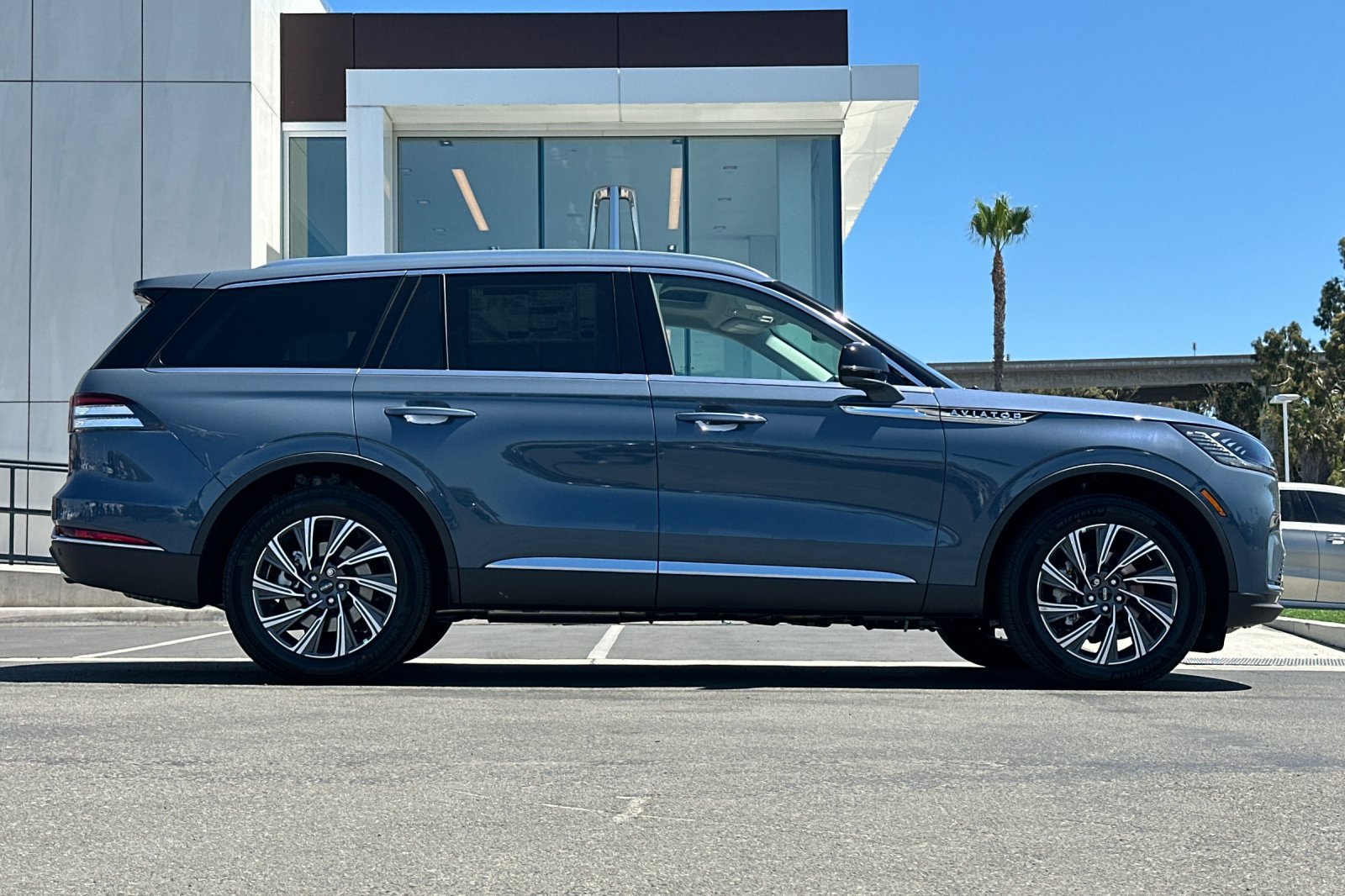 New 2026 Lincoln Aviator AWD image 2
