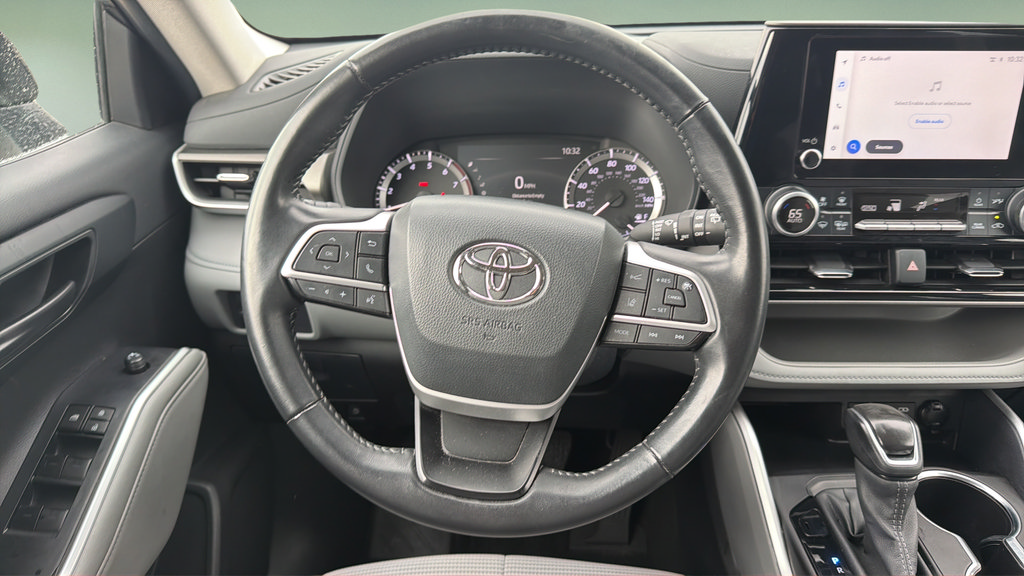 Used 2024 Toyota Highlander LE AWD/4WD image 9