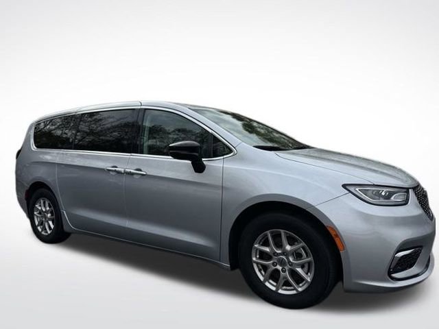 Certified 2024 Chrysler Pacifica Touring-L image 4