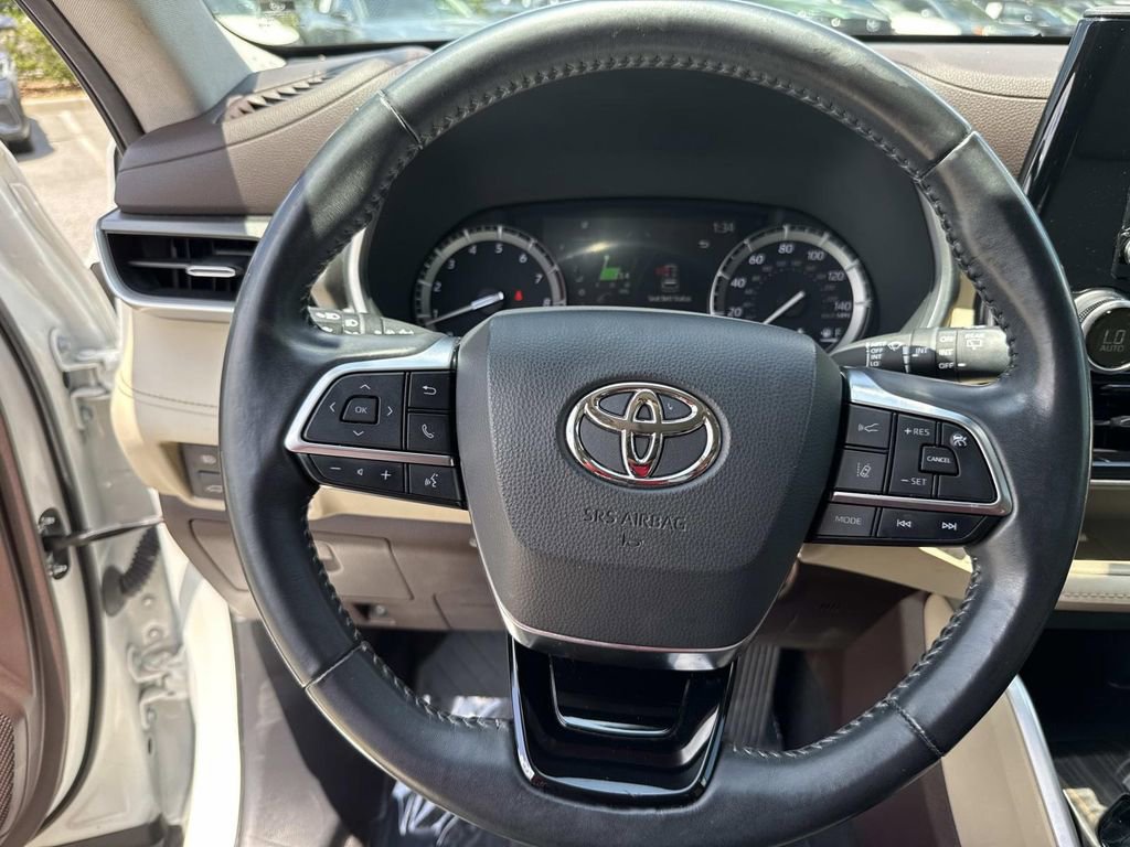 Used 2021 Toyota Highlander XLE FWD image 47