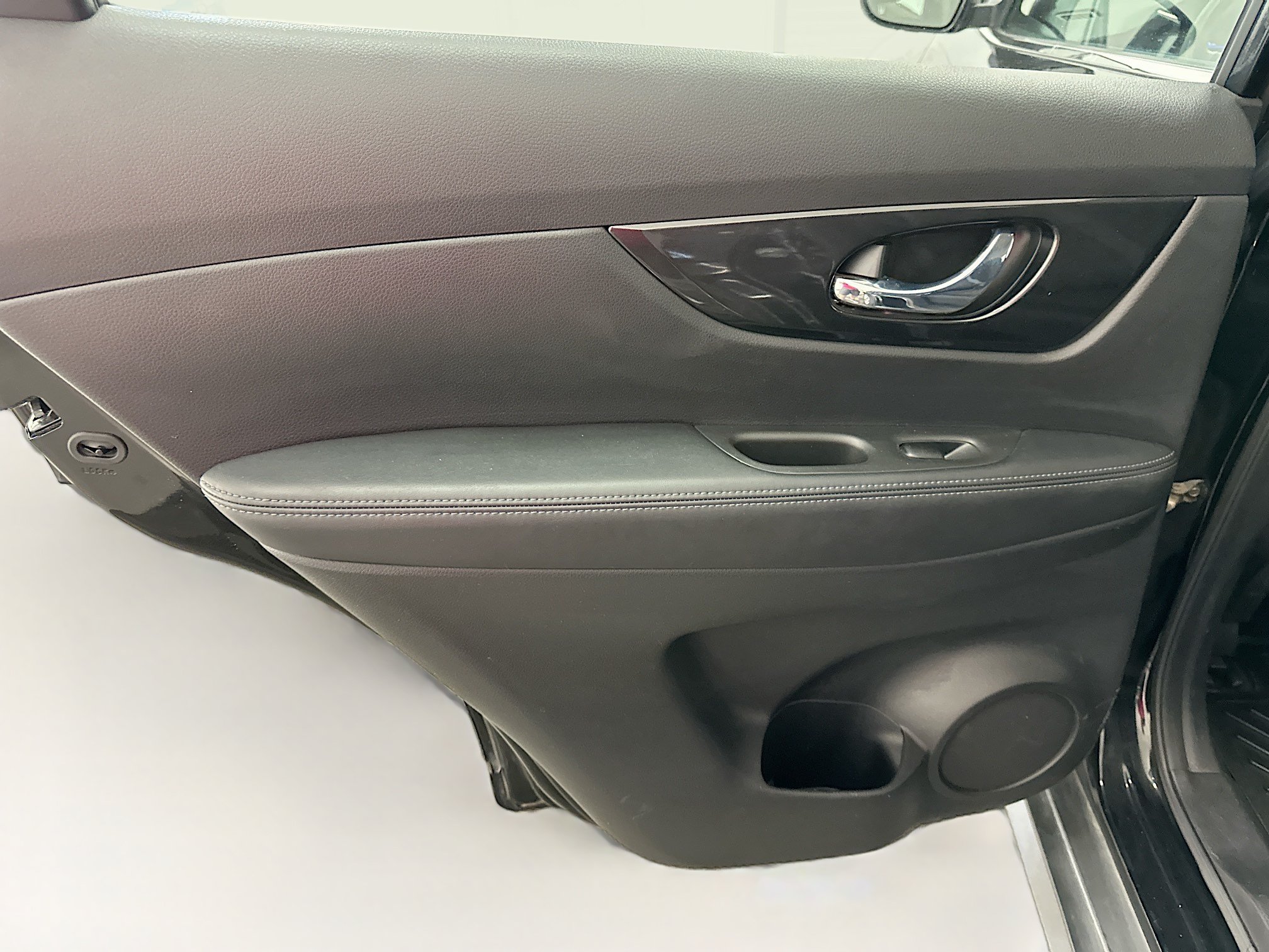 Used 2018 Nissan Rogue S AWD/4WD image 26