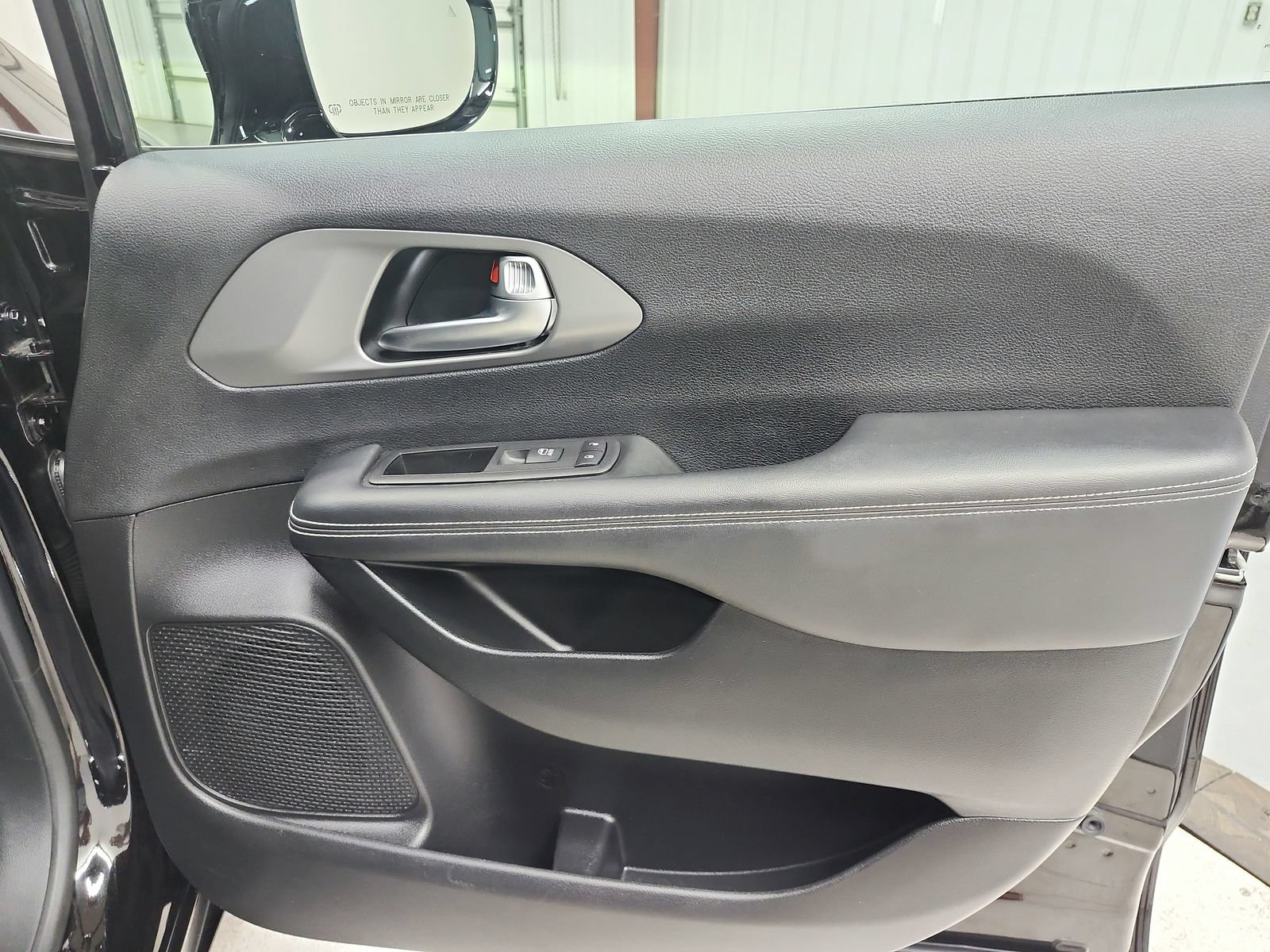 Used 2025 Chrysler Pacifica Select FWD image 46