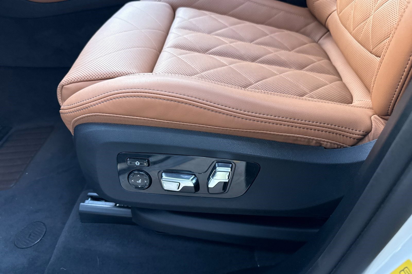 Certified 2024 BMW X5 xDrive50e w/ Premium Package image 14