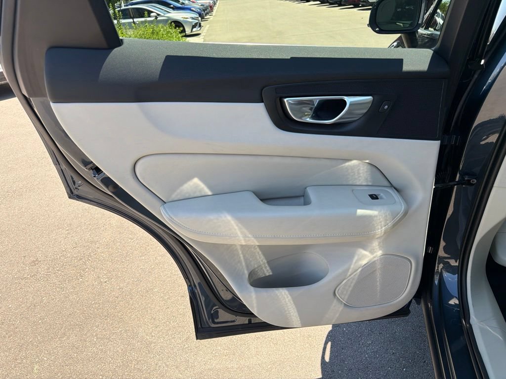 Used 2023 Volvo XC60 B5 Plus AWD/4WD image 19