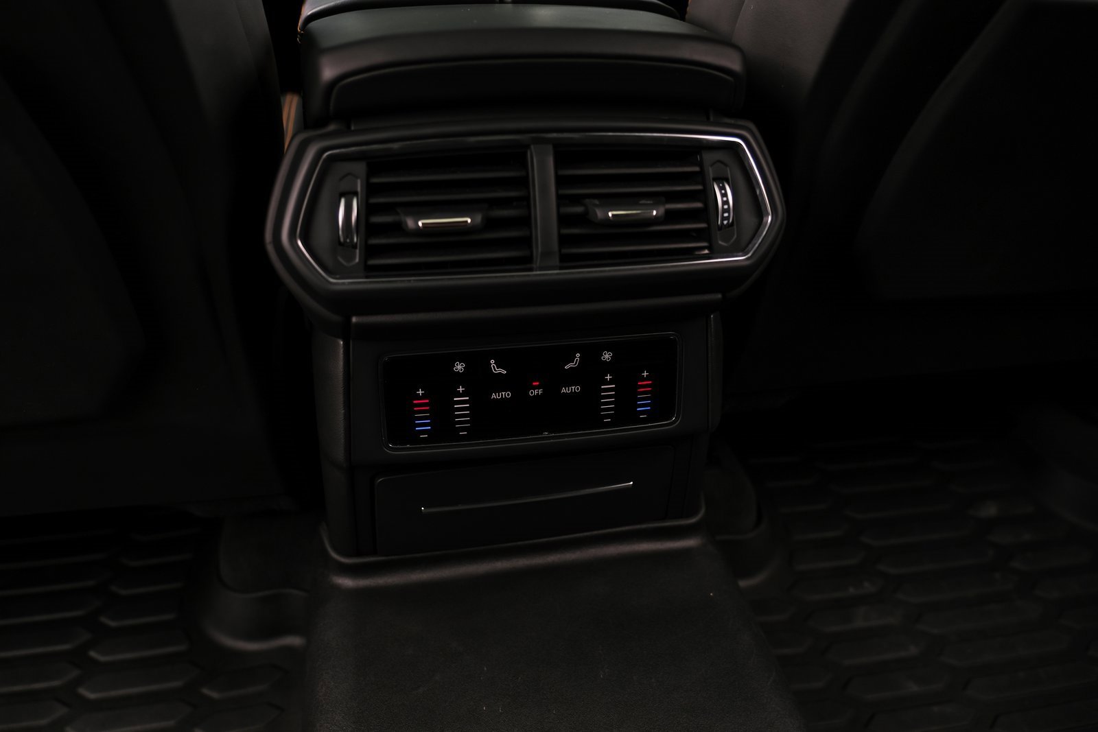 Used 2020 Lamborghini Urus image 38