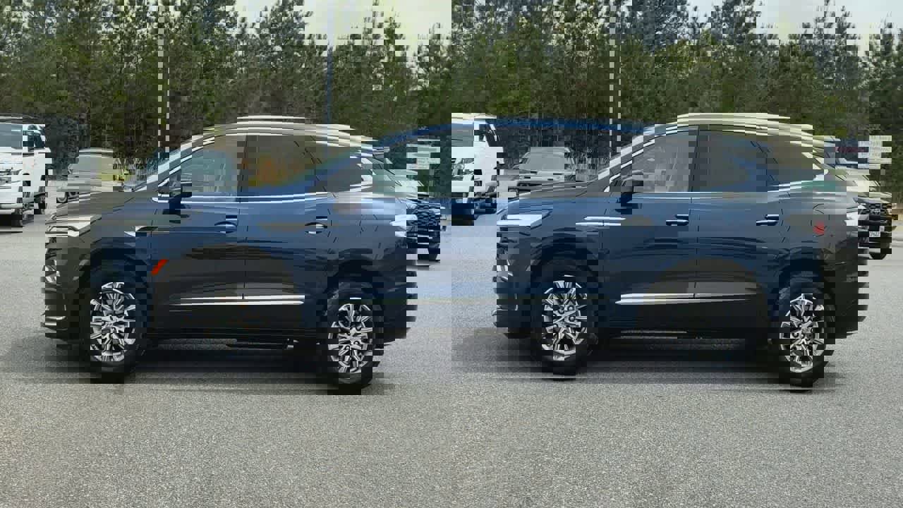 Used 2024 Buick Enclave Essence image 5