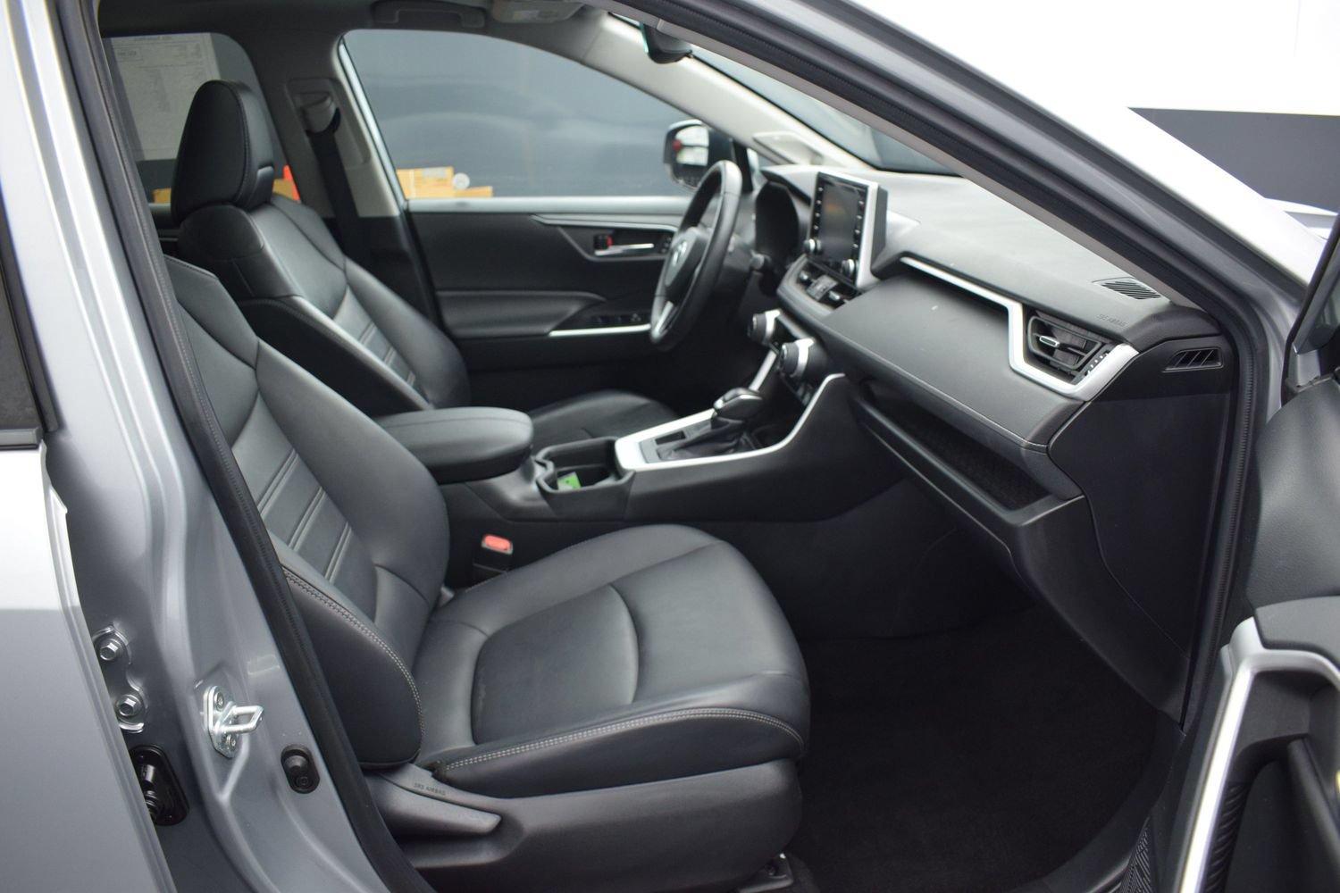 Used 2021 Toyota RAV4 XLE Premium AWD/4WD image 10