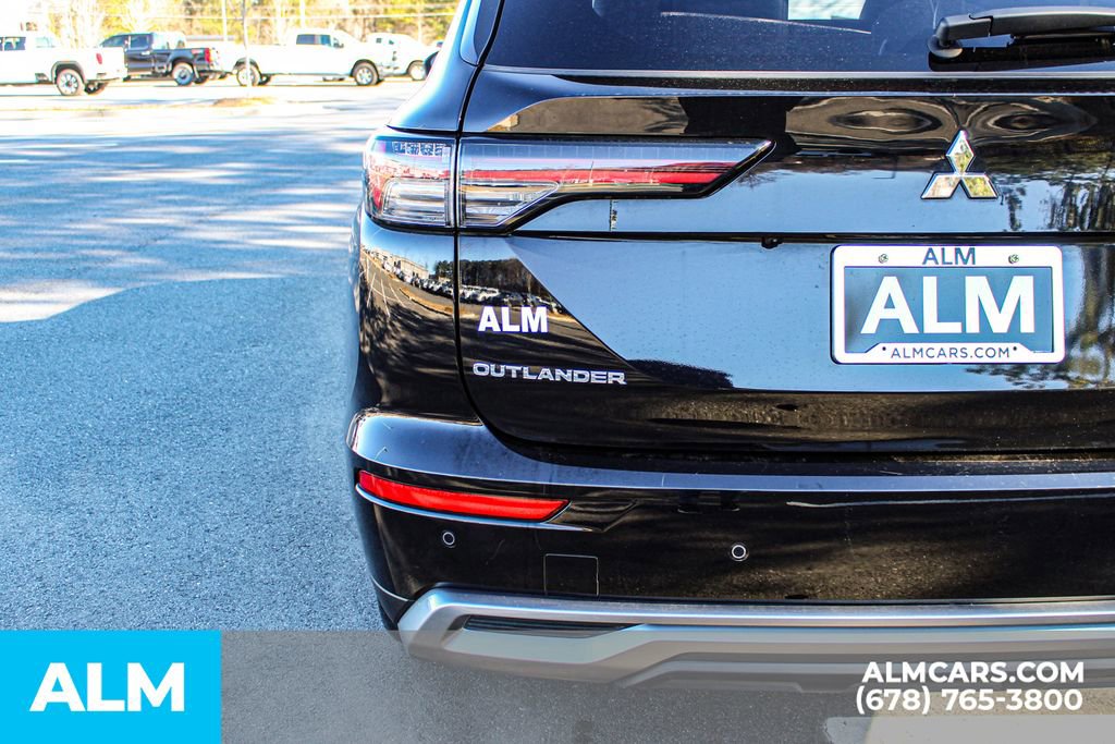 Used 2025 Mitsubishi Outlander SE image 13